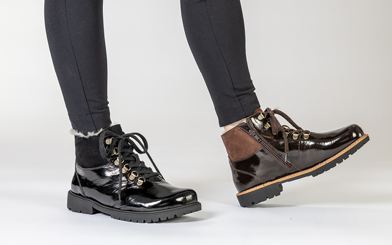 Bottine tendance et polyvalente en velours souple avec bordure rembourre en cuir nappa.