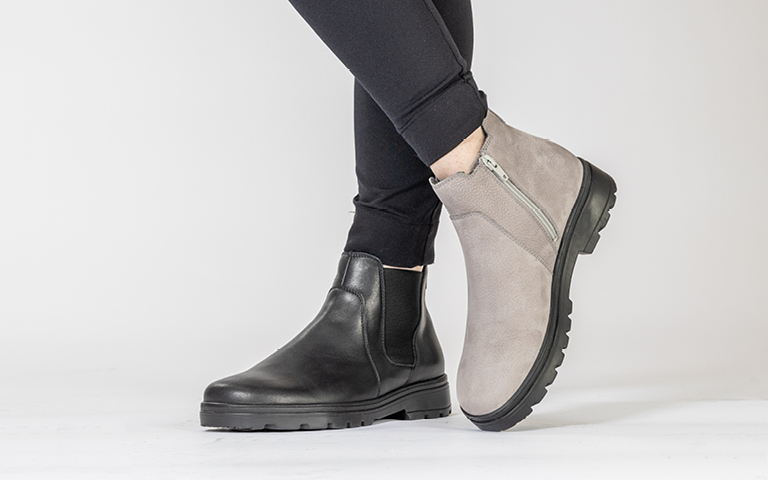 Bottine sport robuste en cuir co-nubuck tann  l'huile, rsistant aux intempries. Ajustement initial avec les lacets, s'enfile ensuite en tirant sur le zip!