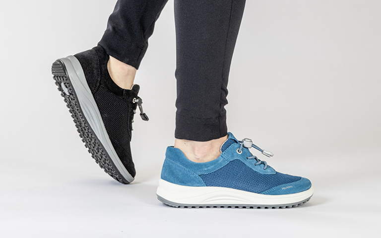 Bottine tendance et polyvalente en velours souple avec bordure rembourre en cuir nappa.