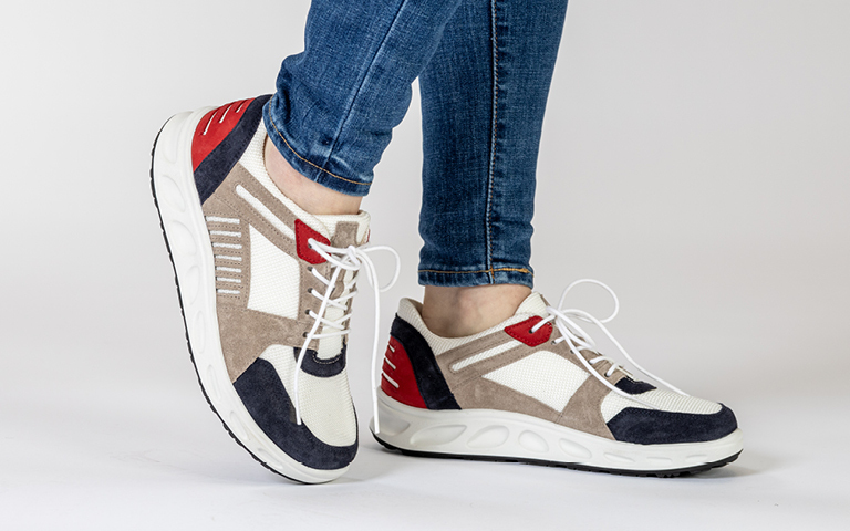Bottine tendance en cuir nappa et verni, ajustement idal grce au laage Derby et avec glissire intrieure pratique